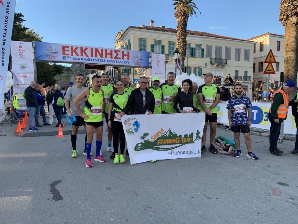 Οι αθλητές της Santa Running Team με την χαρακτιριστική πράσινη εμφάνιση