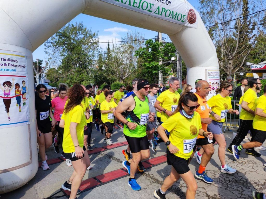 Οι αθλητές της Santa Running Team στην εκκίνηση του αγώνα