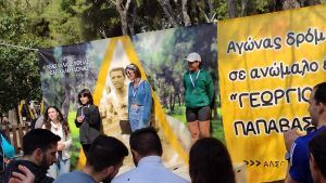 Η στιγμή της βράβευσης της αθλήτριας της Santa Running Team, στον 2o Αγώνα δρόμου “Γεώργιος Παπαβασιλείου”